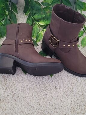 Women's Brown Guess Boots (Size 6M)